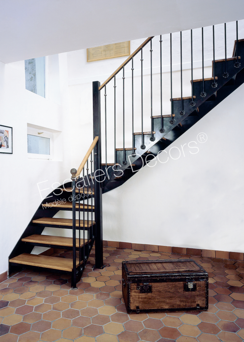 Photo DT6 - ESCA'DROIT® 1/4 Tournant Intermédiaire sans contremarches. Escalier d'intérieur style 'bistrot' en acier et bois pour une décoration rétro de caractère.